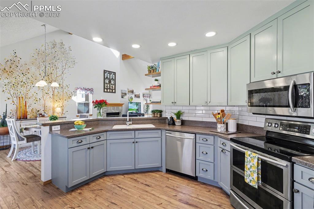 Image 15 of 39: Kitchen