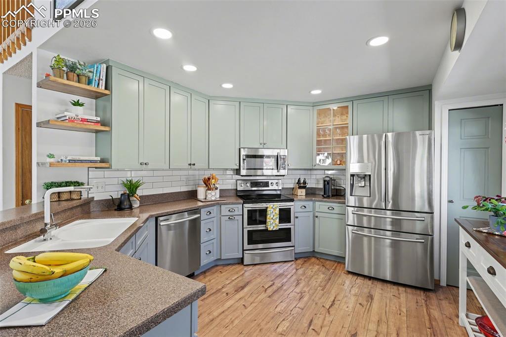 Image 17 of 39: Kitchen