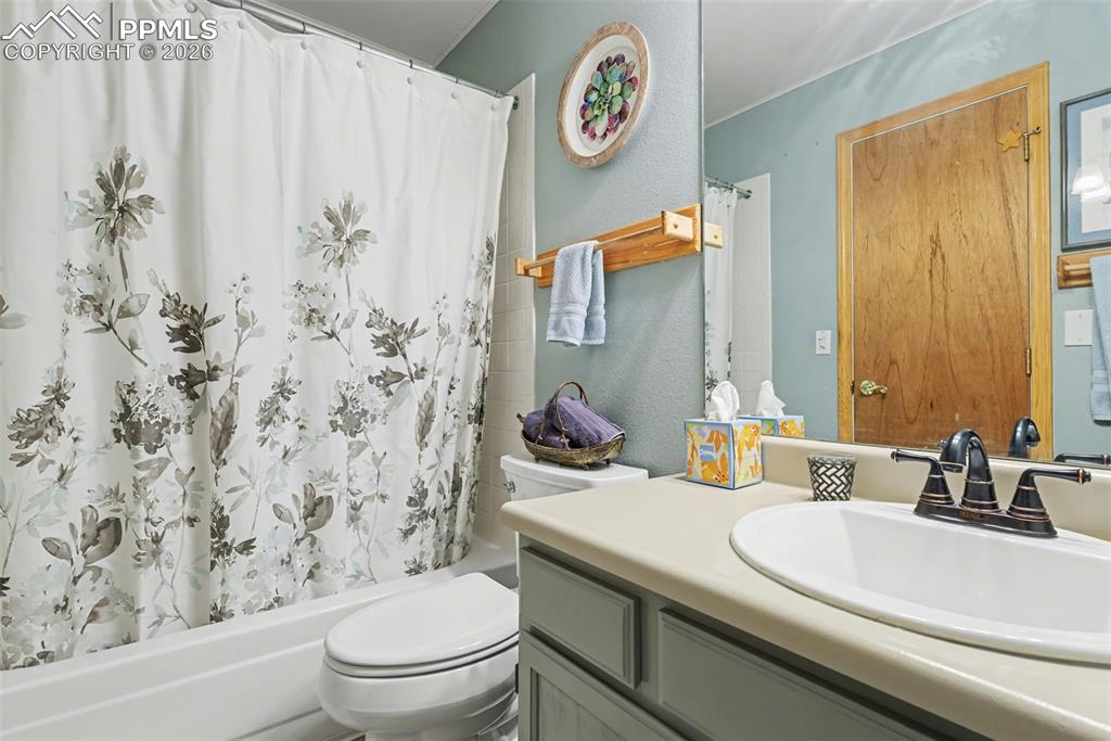 Image 27 of 39: Bathroom