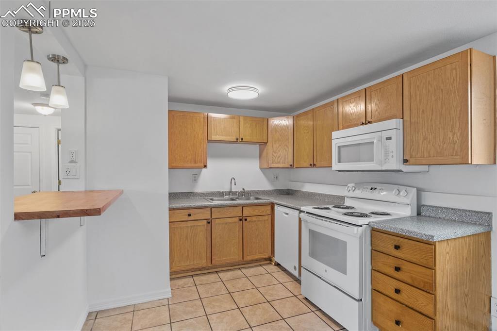 Image 8 of 19: Kitchen