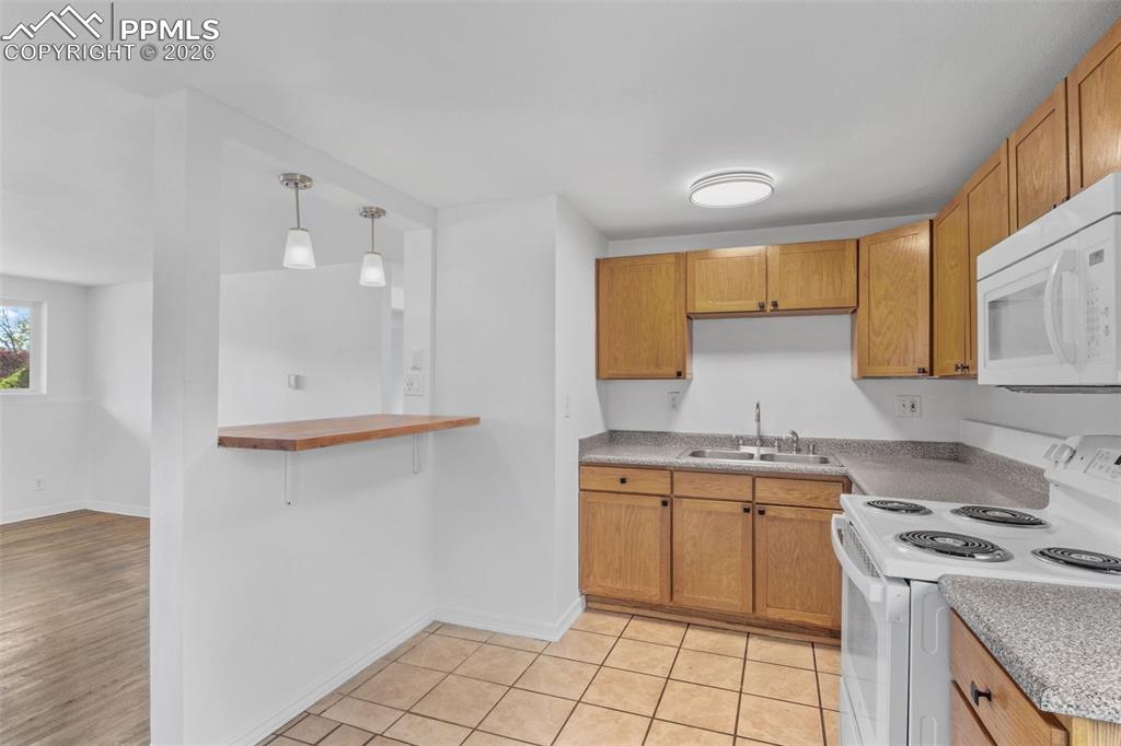 Image 9 of 19: Kitchen