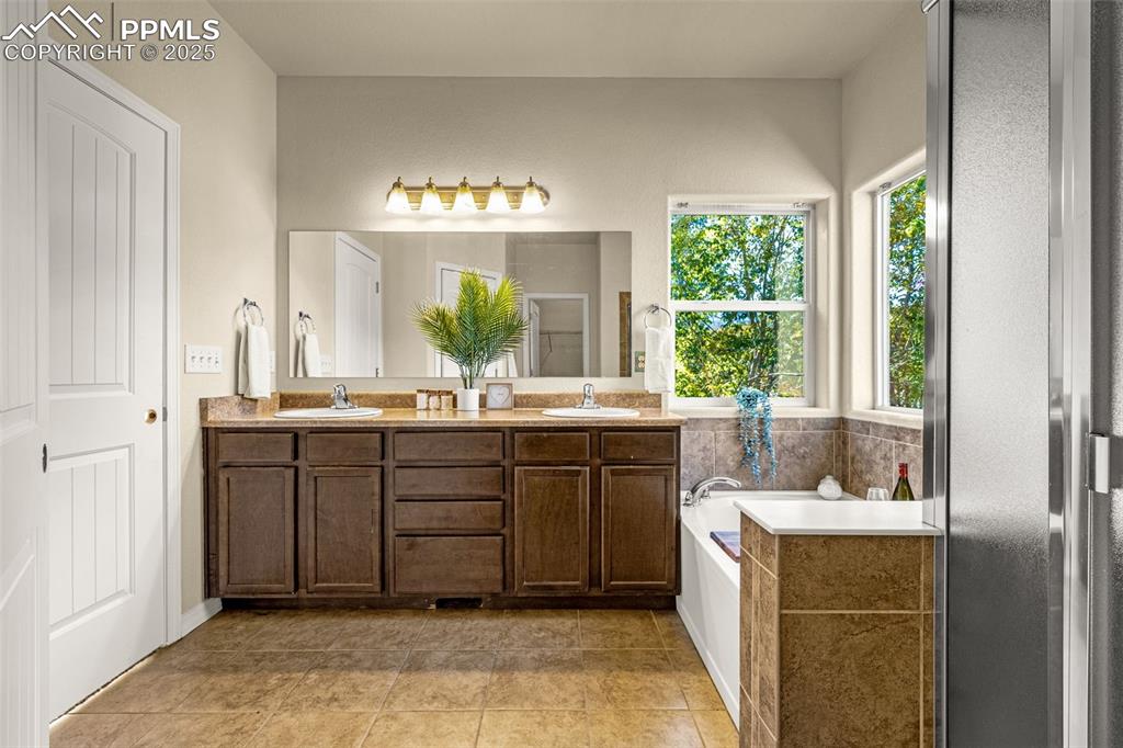 Image 16 of 36: Bathroom