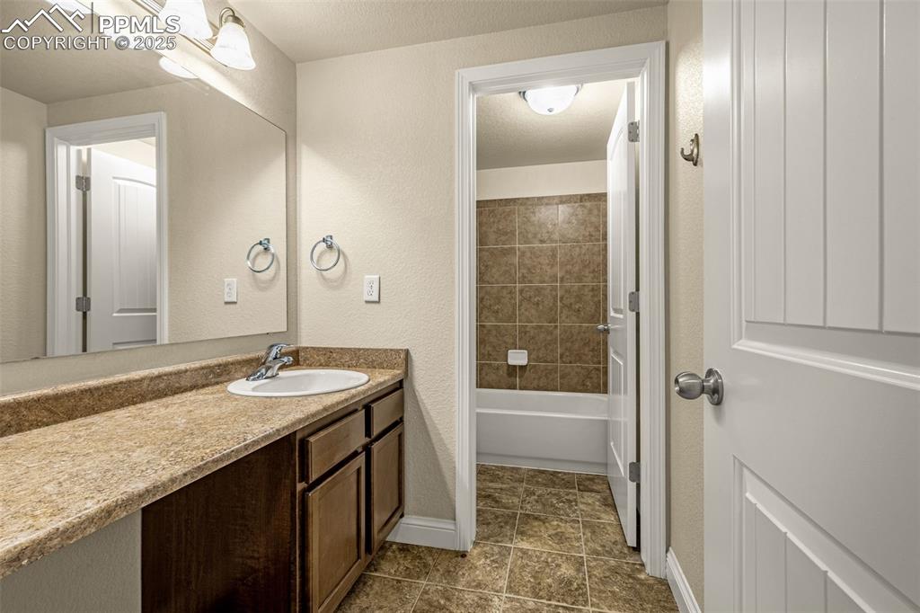 Image 25 of 36: Bathroom