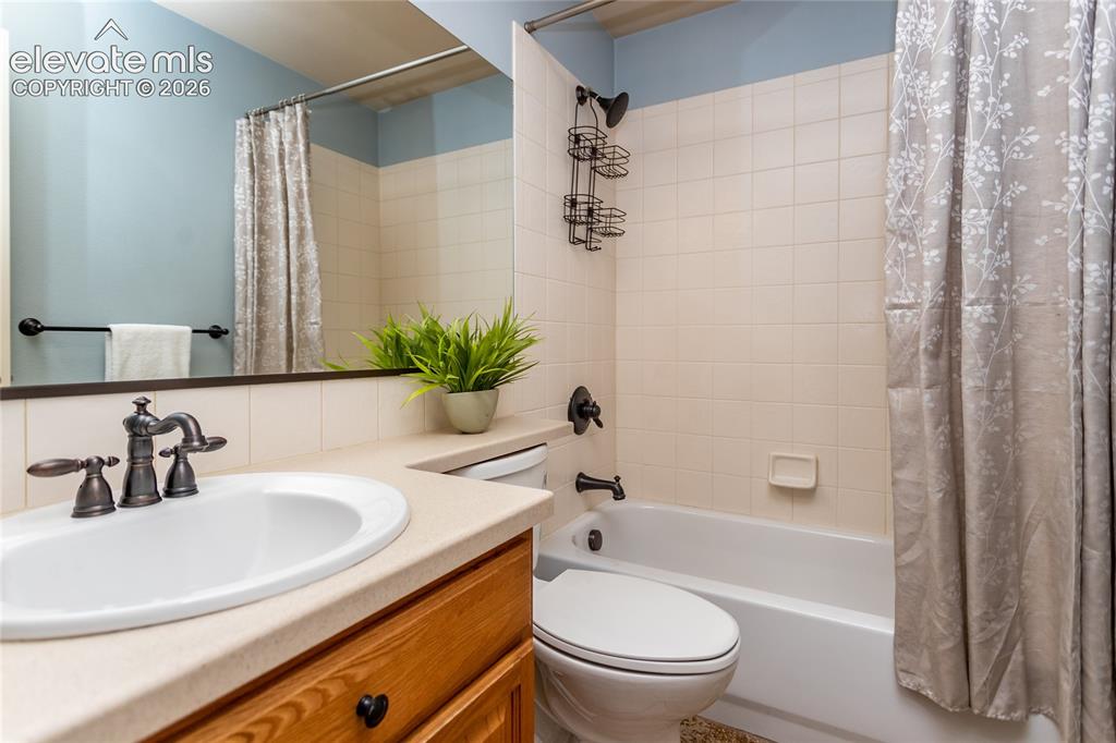 Image 14 of 48: Bathroom