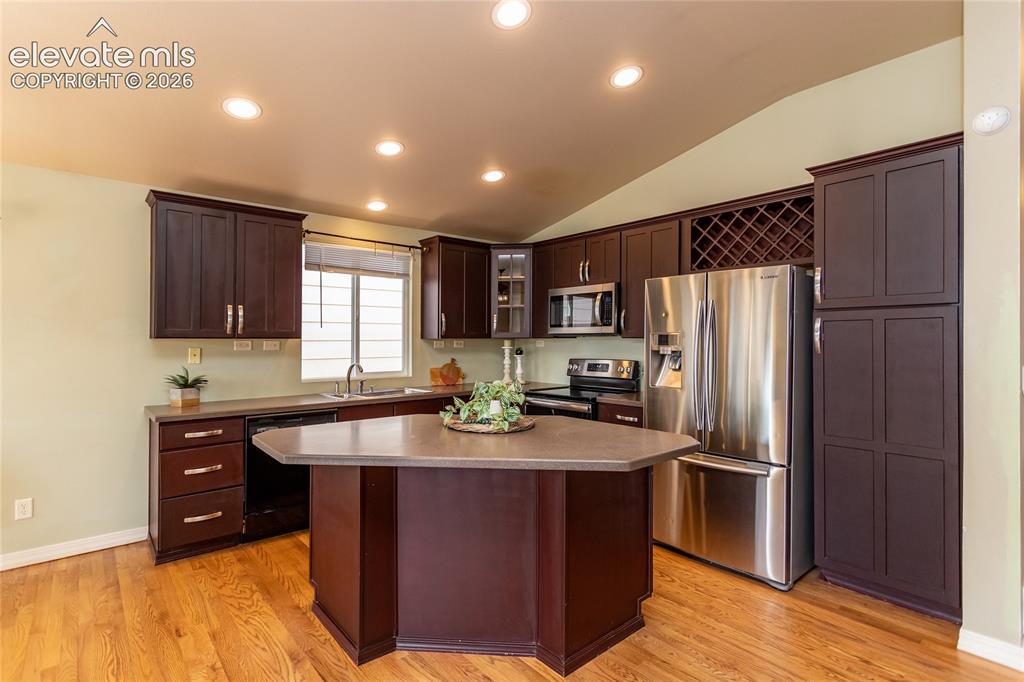 Image 7 of 48: Kitchen