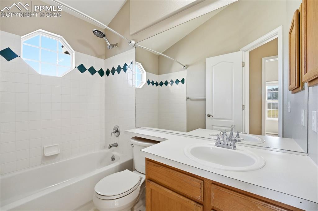 Image 28 of 49: Bathroom