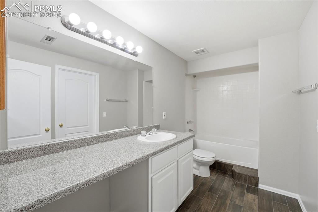 Image 38 of 49: Bathroom