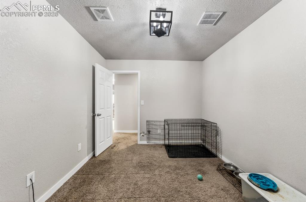 Image 18 of 27: Bedroom