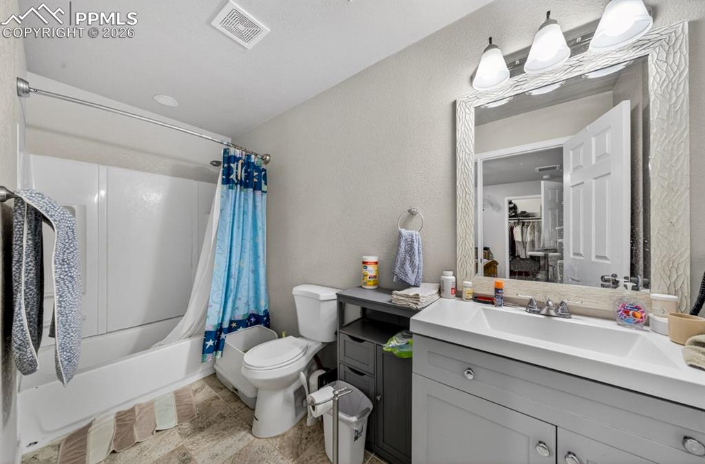 Image 19 of 27: Bathroom