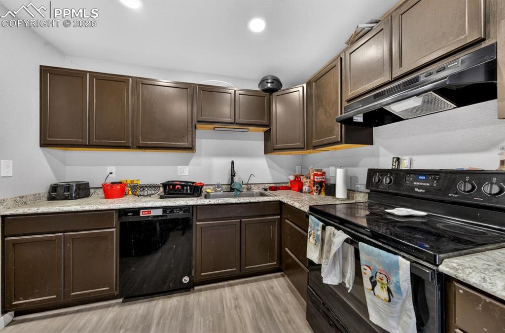 Image 6 of 27: Kitchen