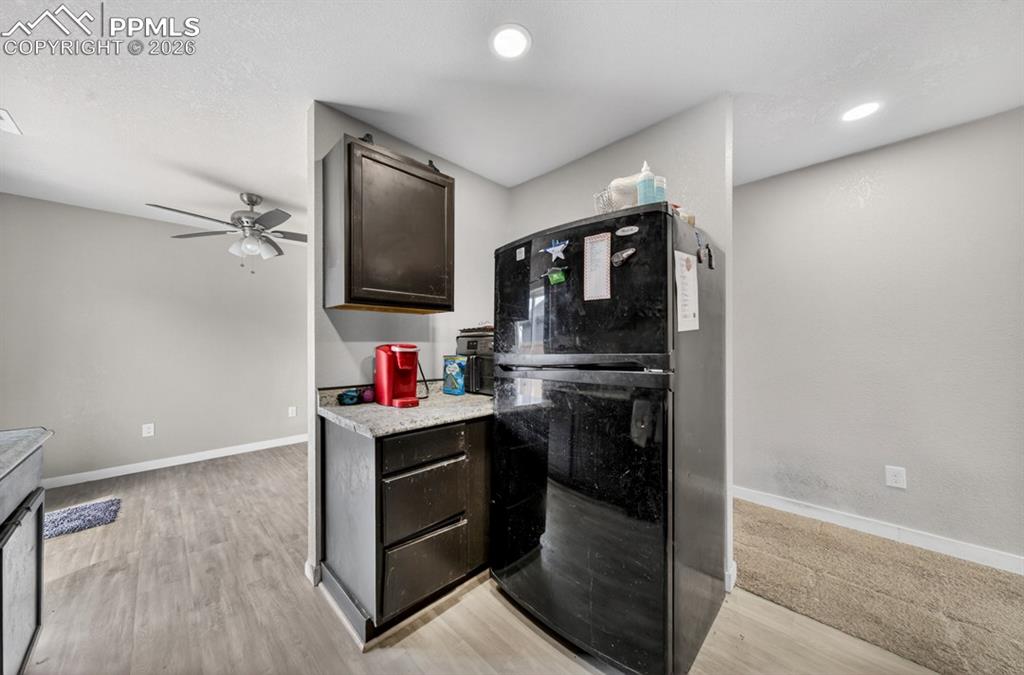 Image 7 of 27: Kitchen