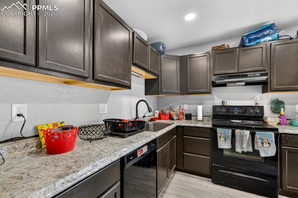 Image 8 of 27: Kitchen