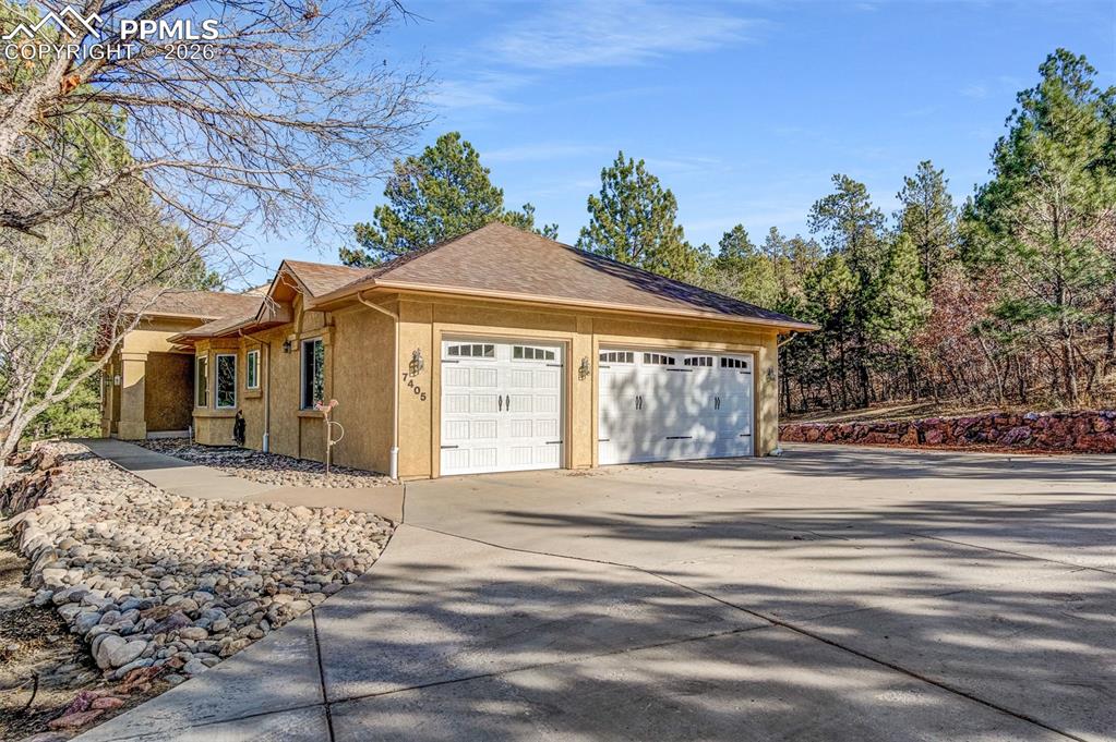 Image 42 of 48: 3 car garage