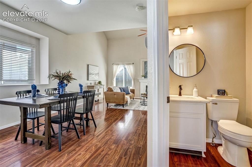 Image 10 of 50: Dining Area