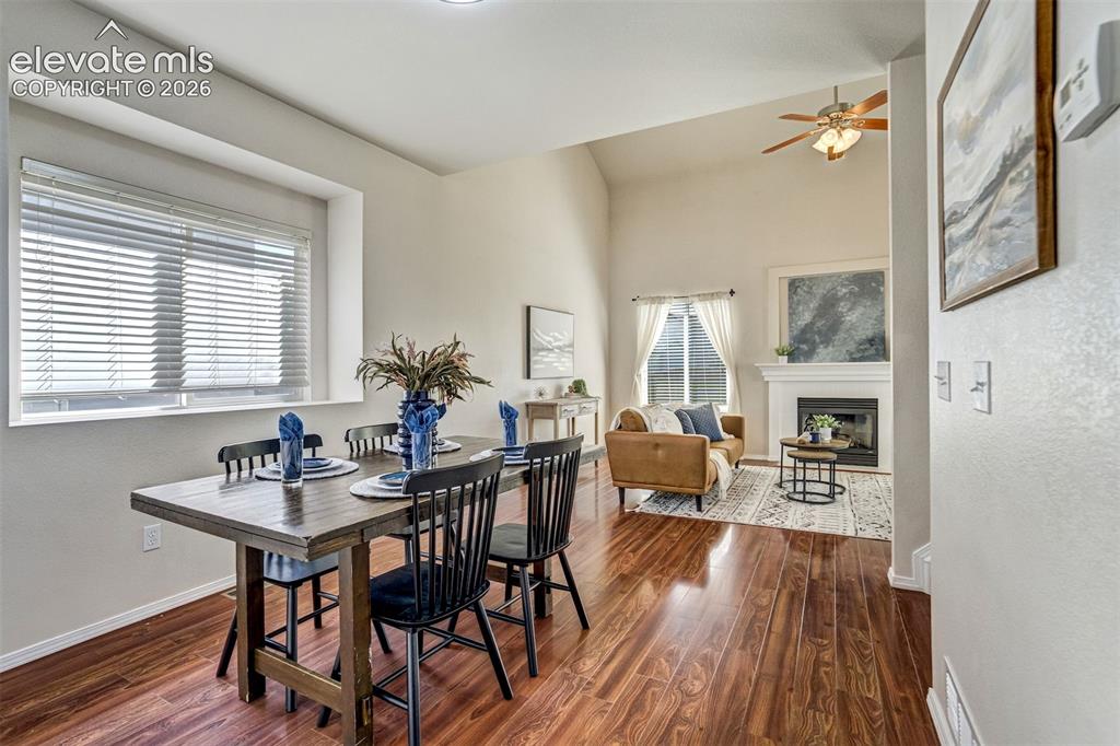 Image 11 of 50: Dining Area