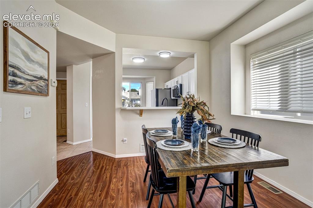 Image 14 of 50: Dining Area