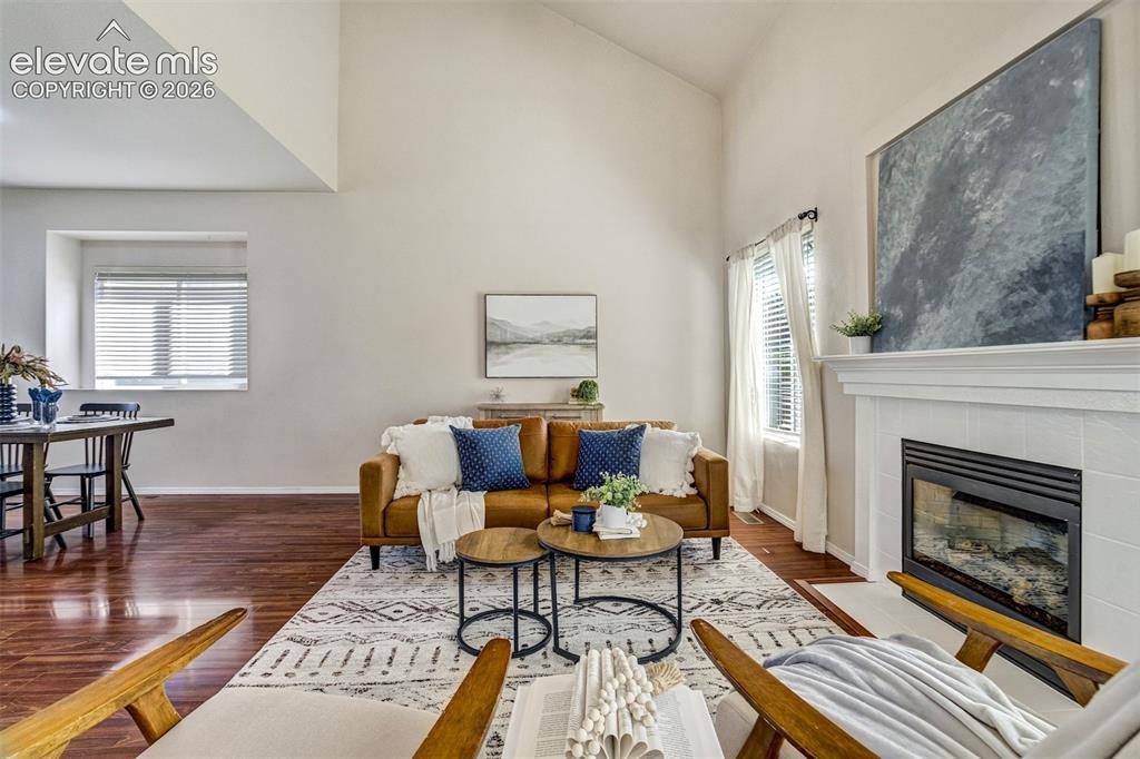 Image 18 of 50: Living Room