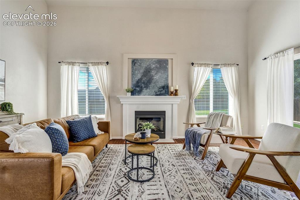 Image 19 of 50: Living Room