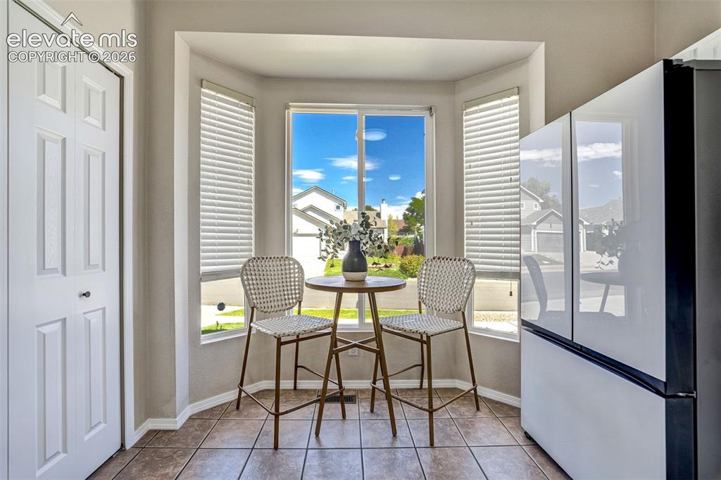 Image 8 of 50: Dining Area