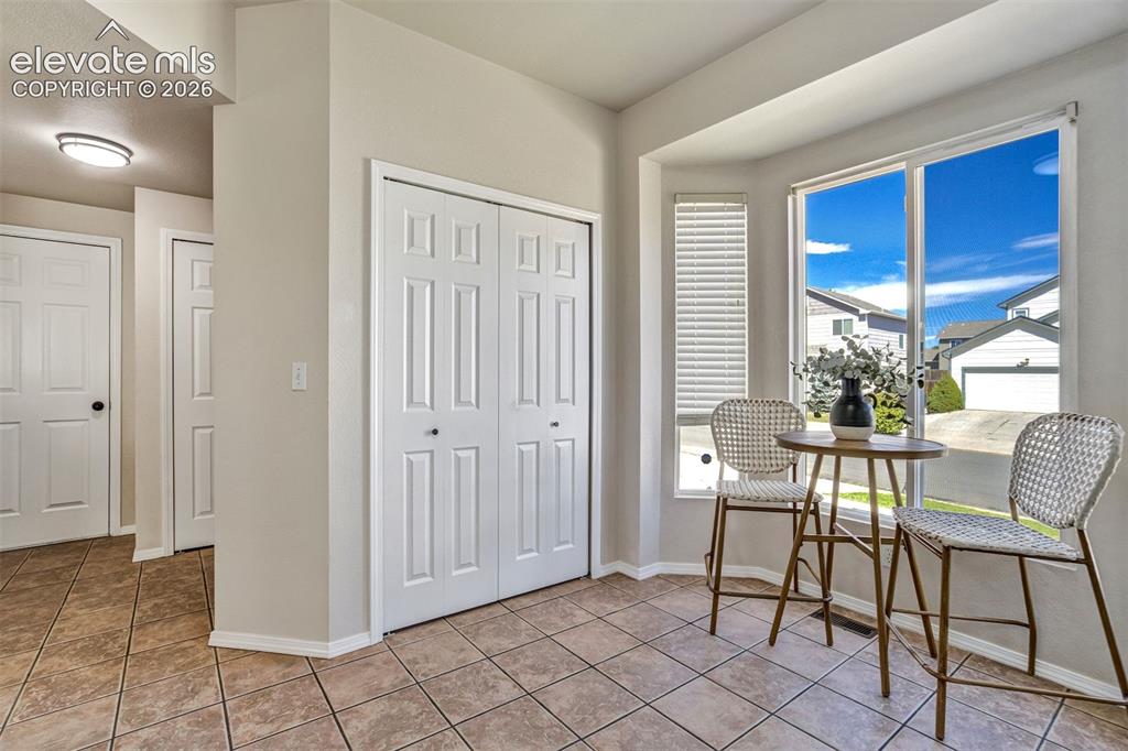 Image 9 of 50: Dining Area