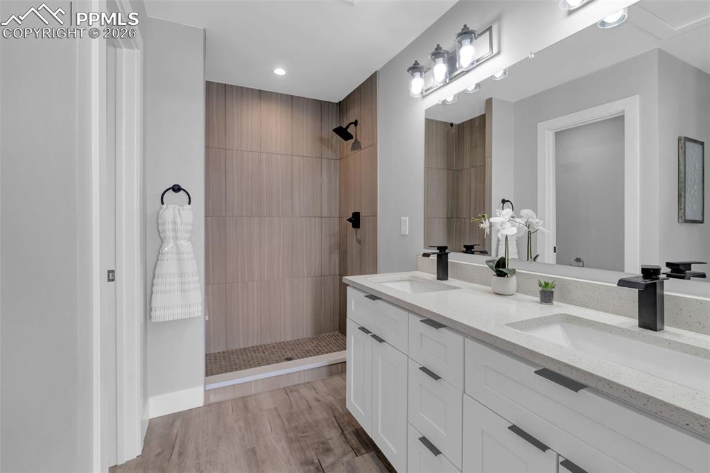 Image 8 of 22: Bathroom