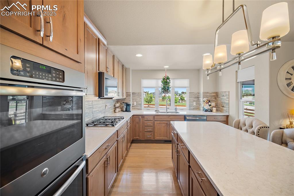 Image 10 of 50: Kitchen