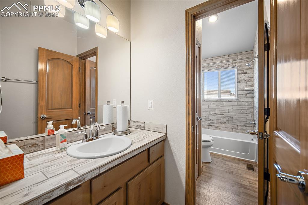 Image 23 of 50: Bathroom