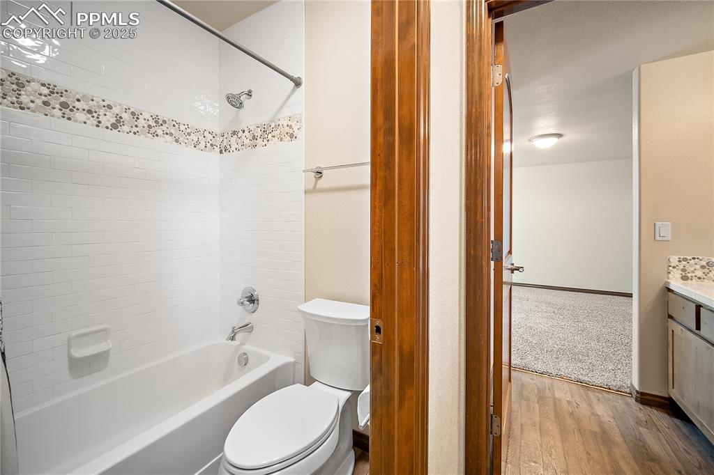 Image 31 of 50: Bathroom