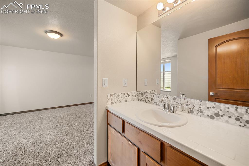 Image 32 of 50: Bathroom