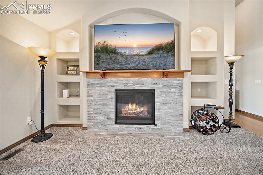 Image 6 of 50: Living Room