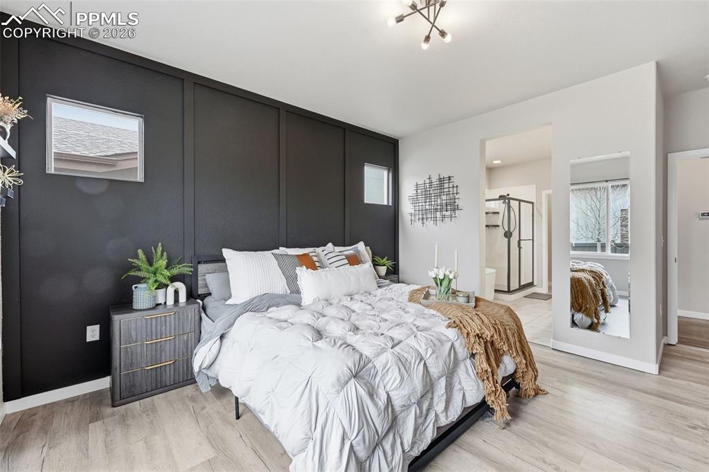 Image 12 of 47: Open to en suite bathroom