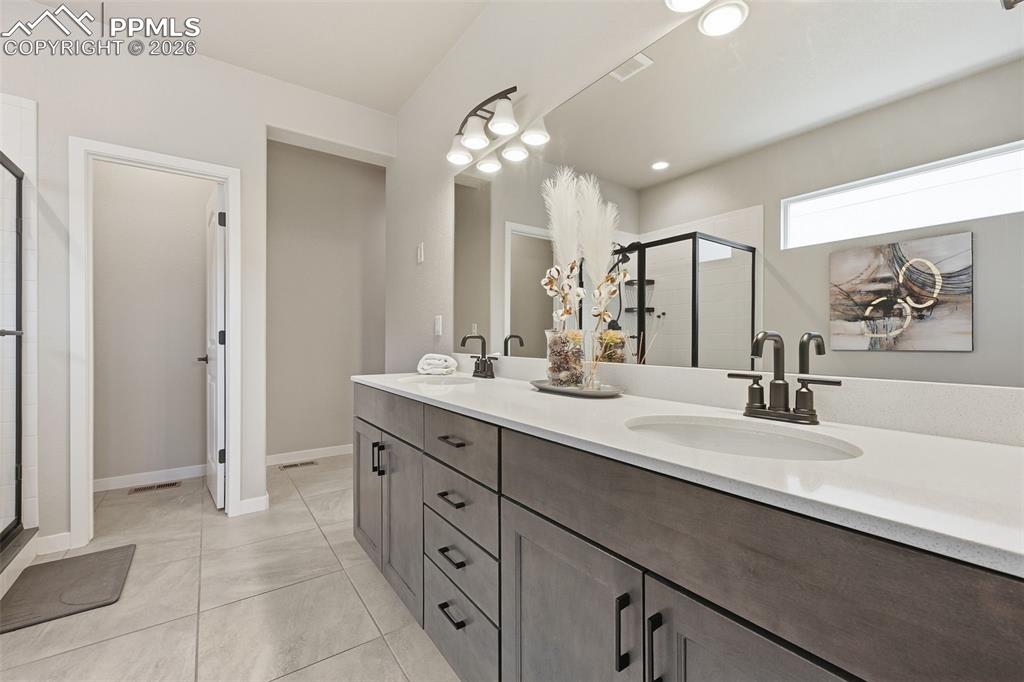 Image 15 of 47: Double vanity with quartz countertops