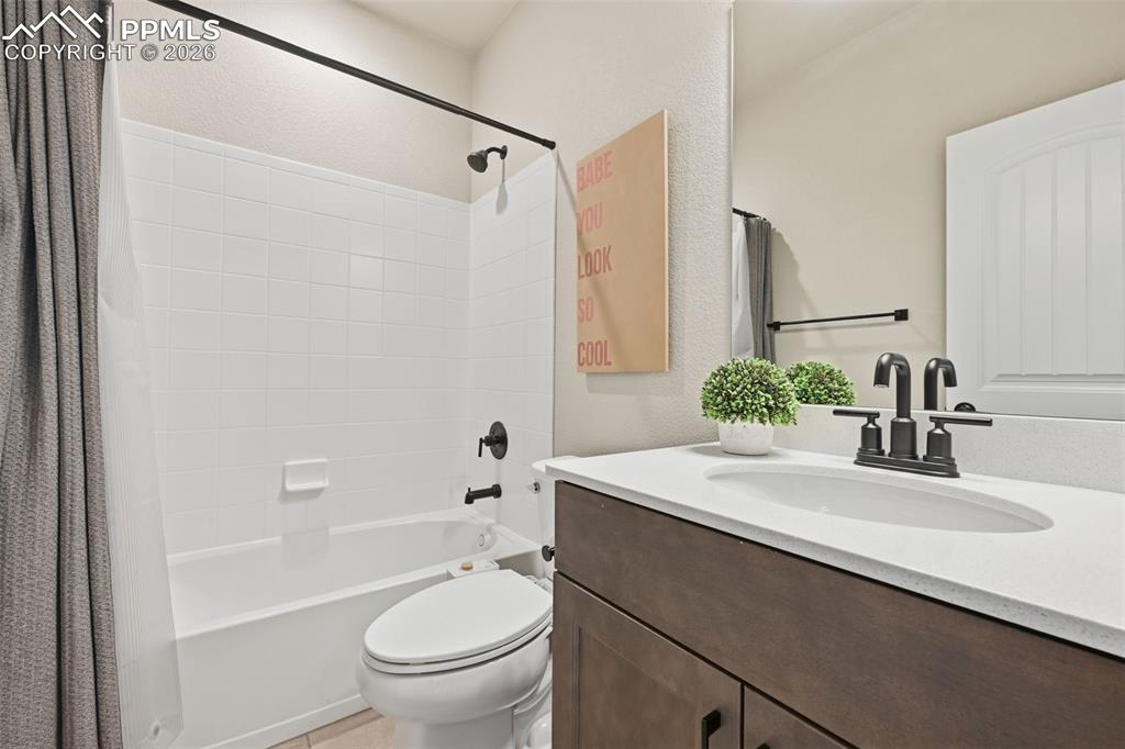 Image 18 of 47: Full bath on the main level