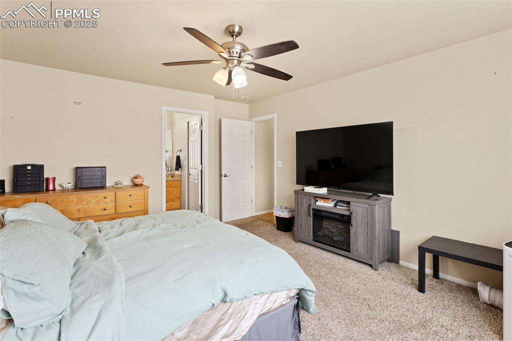 Image 16 of 35: Bedroom