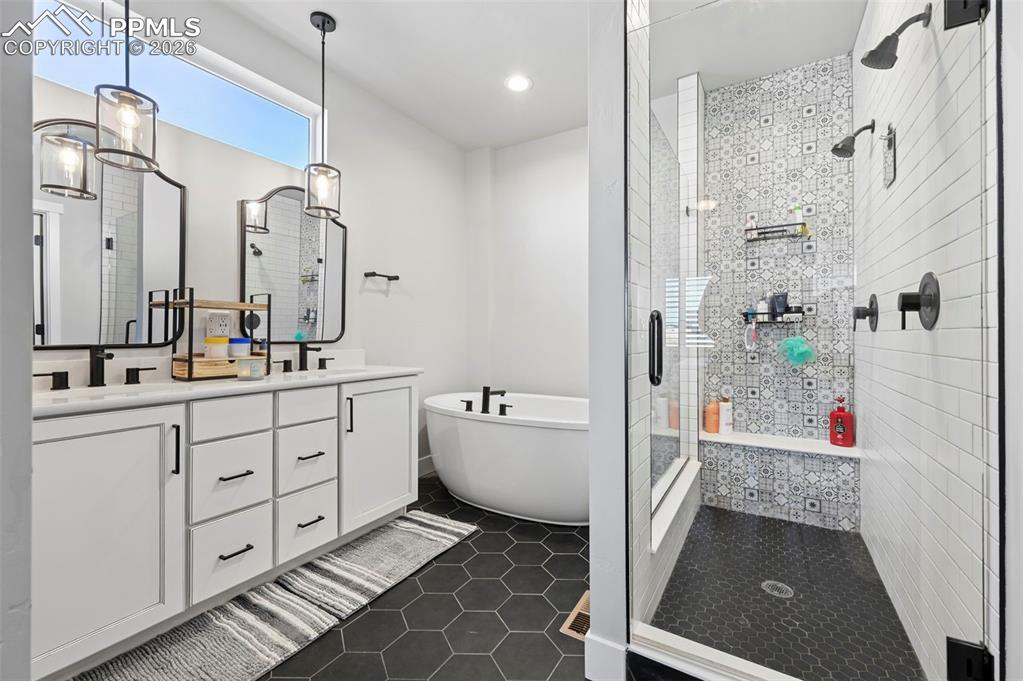 Image 18 of 47: Bathroom