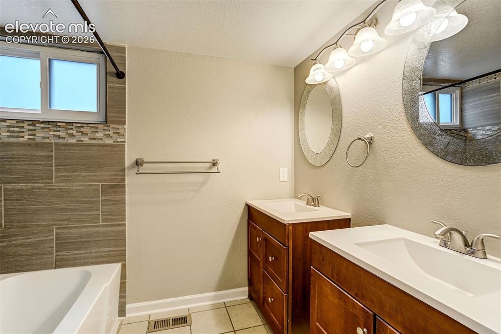 Image 16 of 39: Bathroom