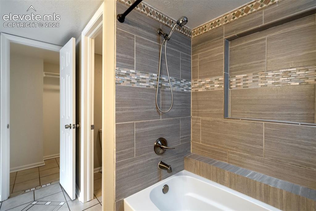 Image 17 of 39: Bathroom