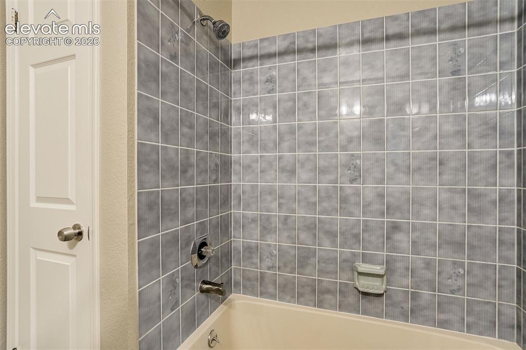 Image 26 of 39: Bathroom