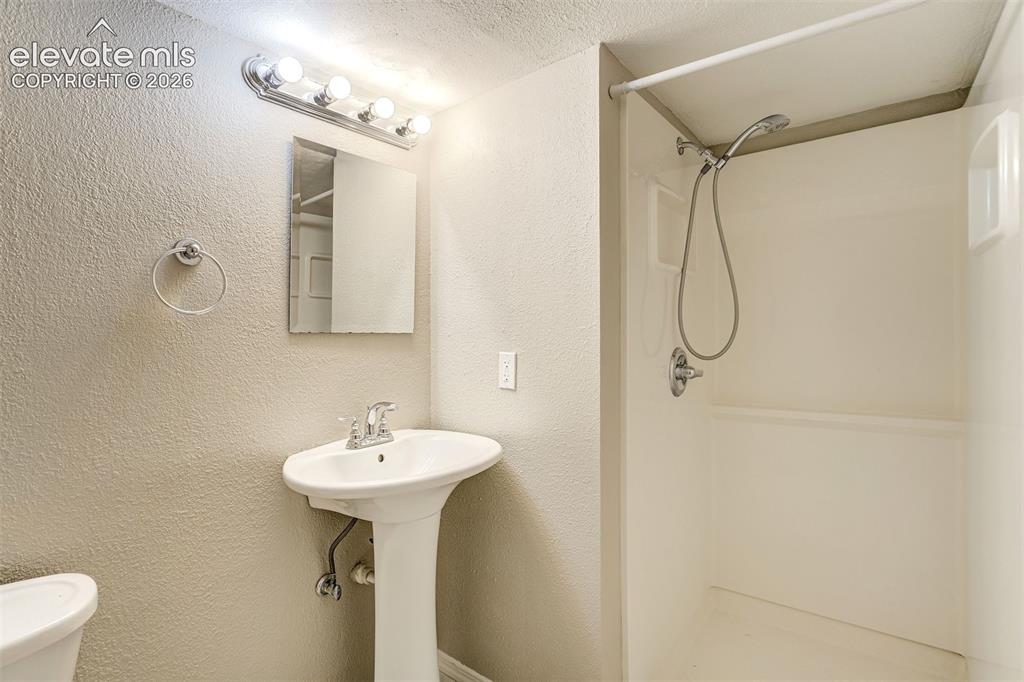 Image 31 of 39: Bathroom