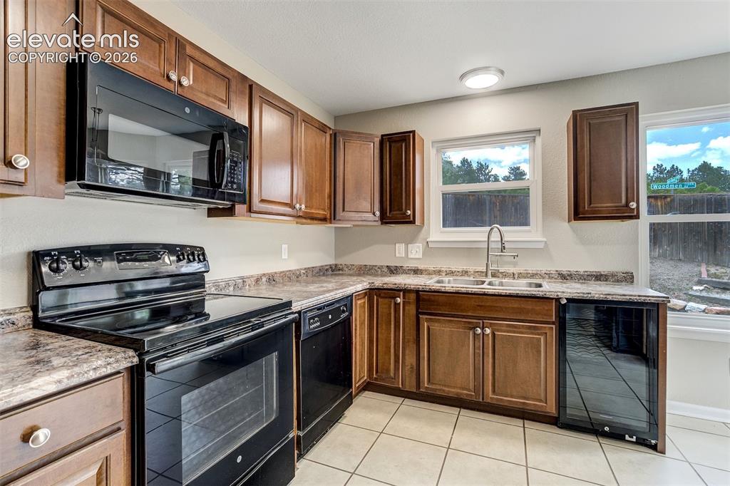Image 8 of 39: Kitchen