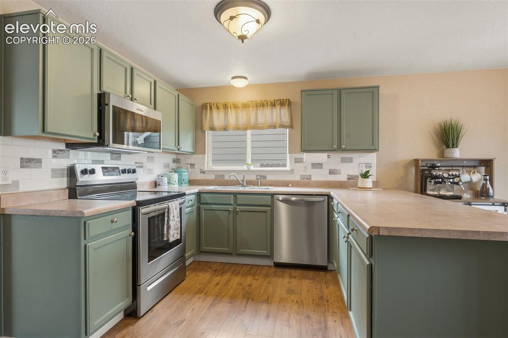 Image 15 of 48: Kitchen