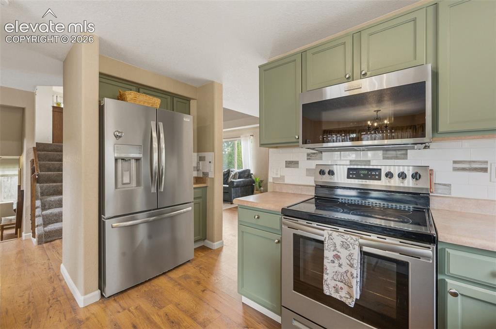 Image 17 of 48: Kitchen