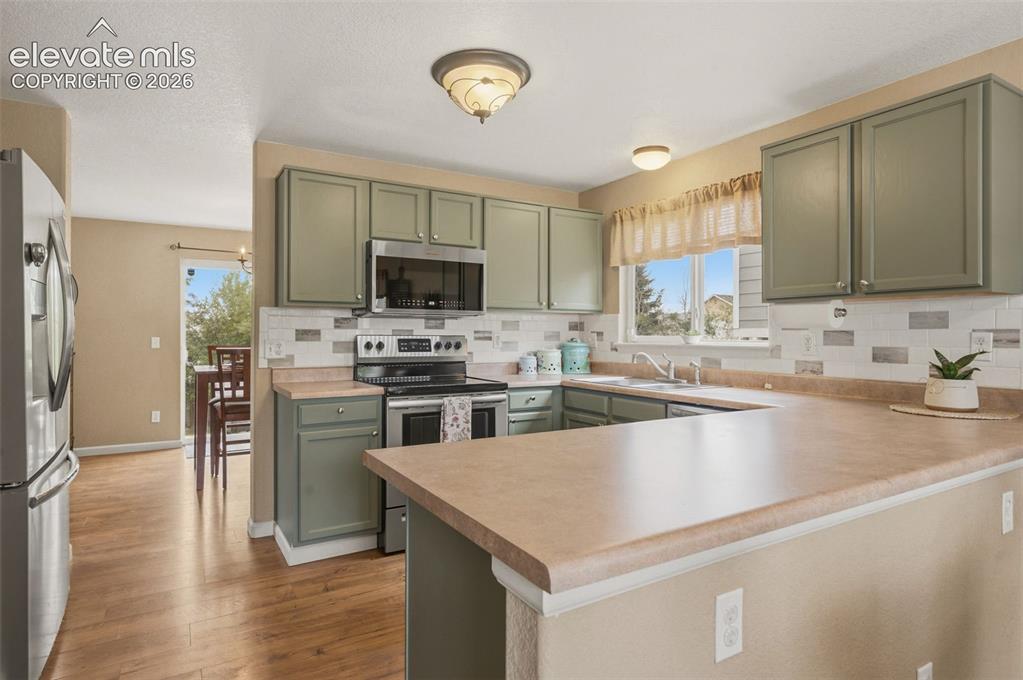 Image 18 of 48: Kitchen