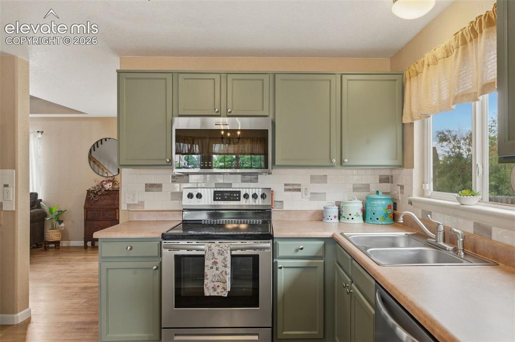 Image 19 of 48: Kitchen
