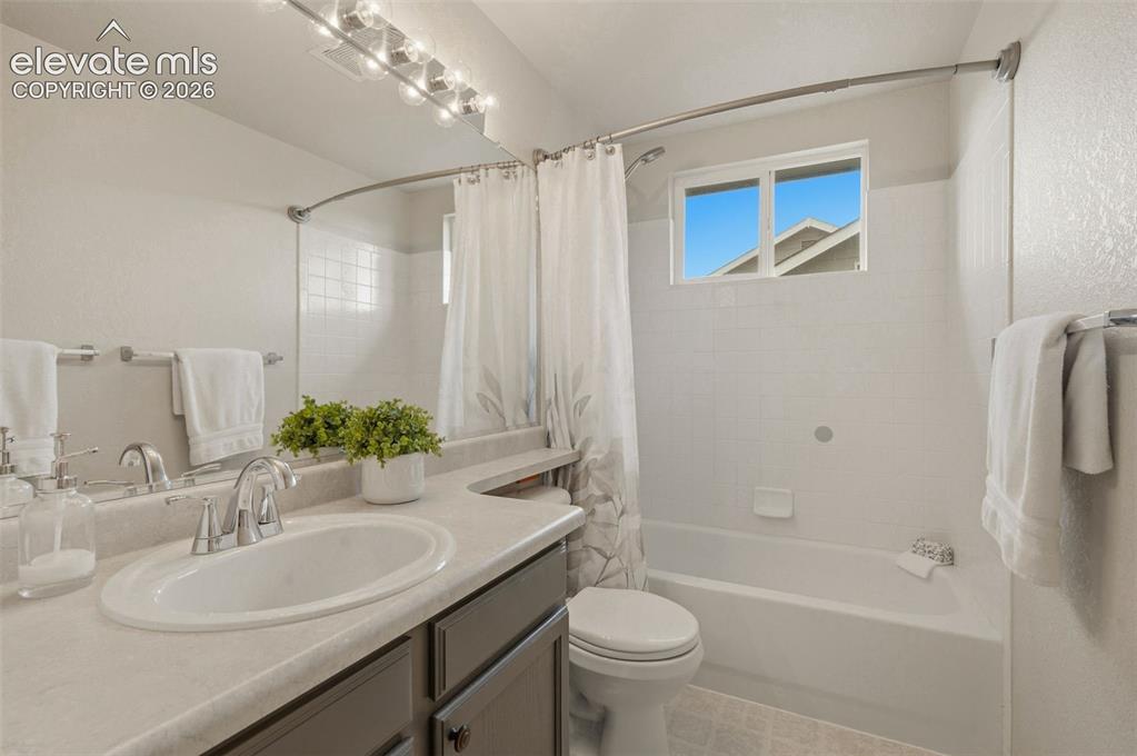 Image 28 of 48: Bathroom