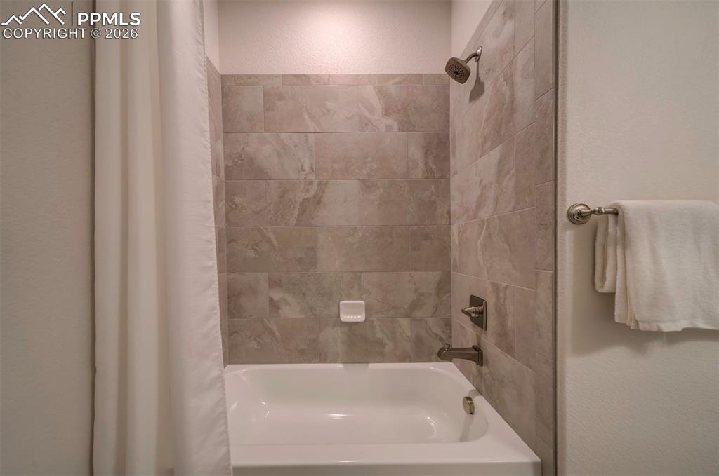 Image 37 of 42: Bathroom