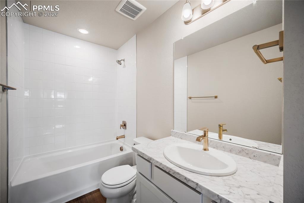 Image 25 of 37: Bathroom