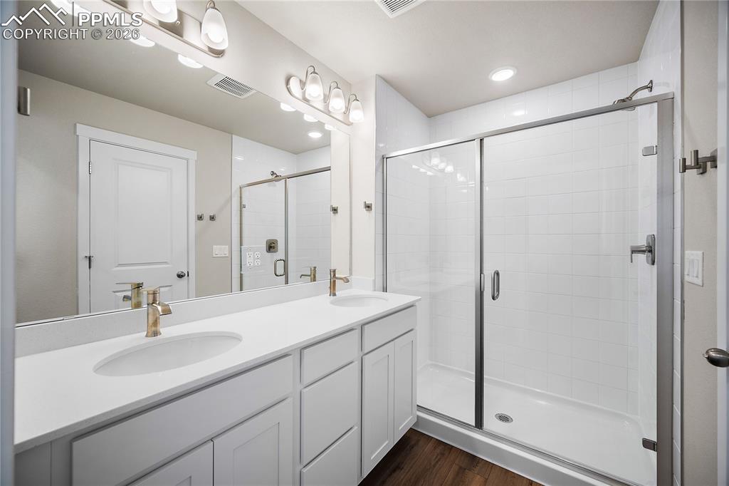 Image 28 of 37: Bathroom