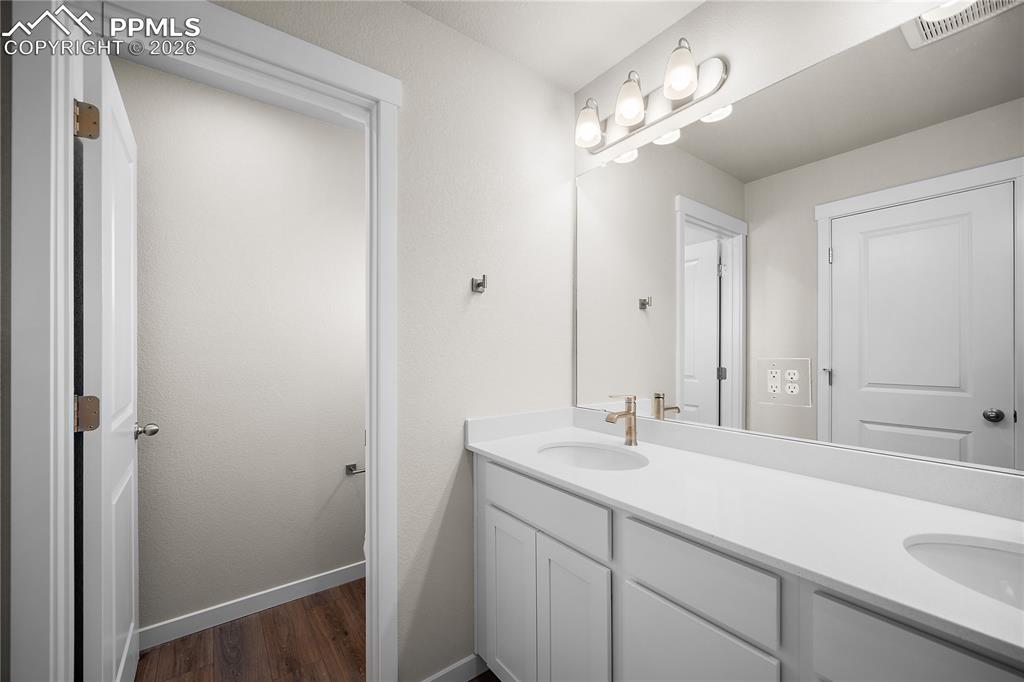 Image 29 of 37: Bathroom