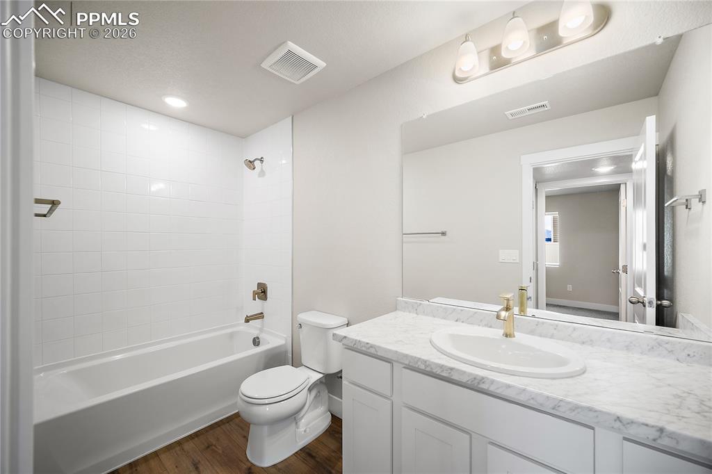 Image 36 of 37: Bathroom